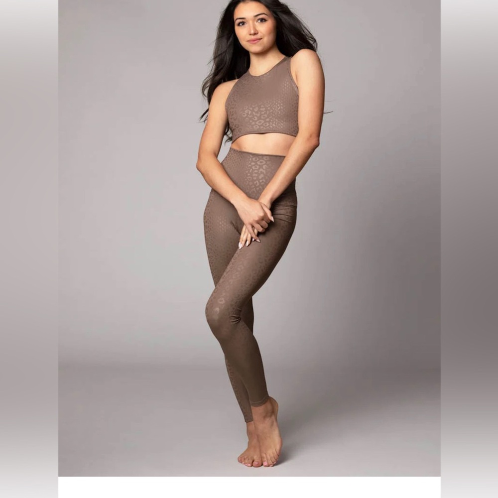 New with tags! Emily hsu EMBOSSED LEOPARD LEGGING LATTE